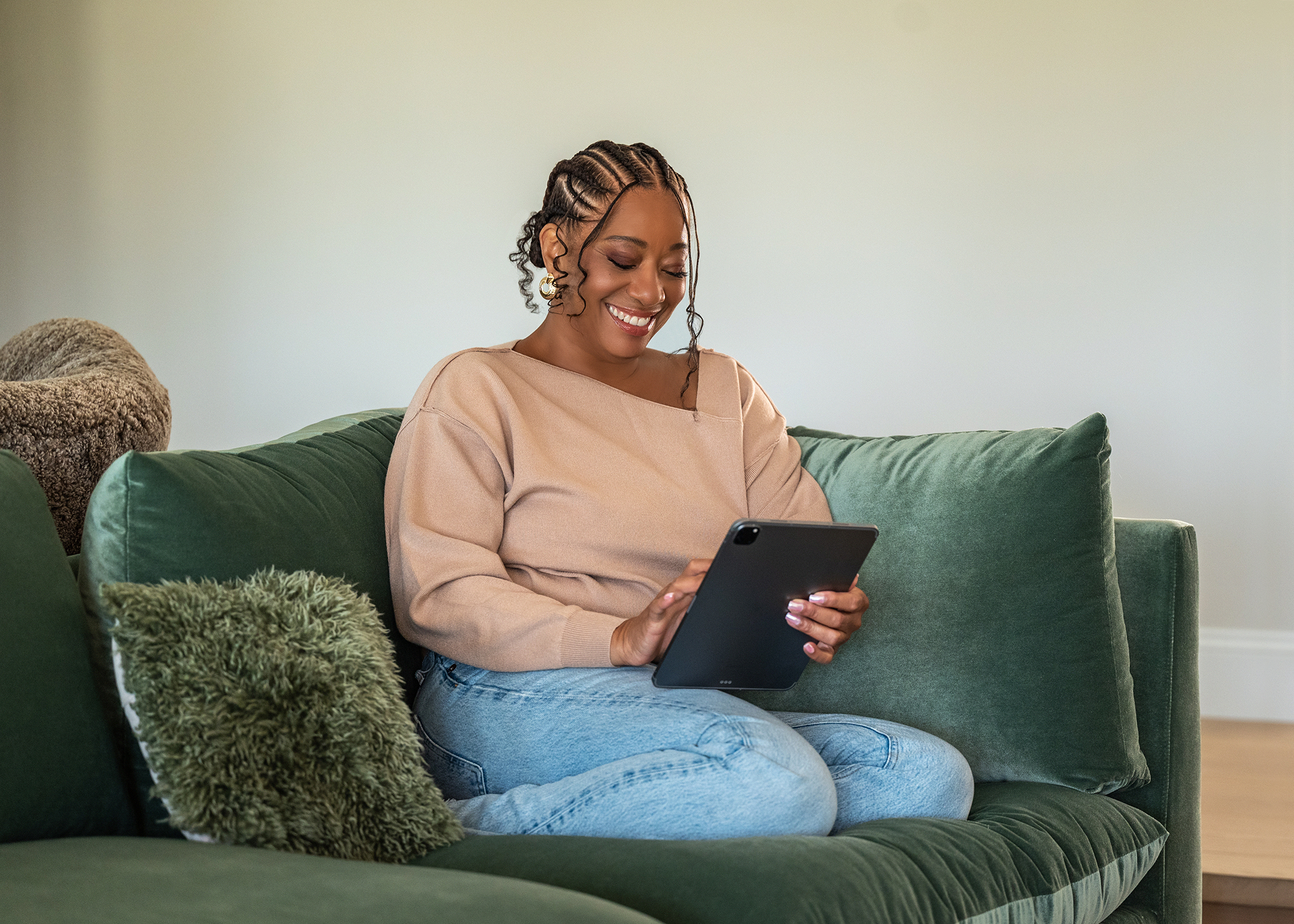 Lisane leading a virtual session on a tablet