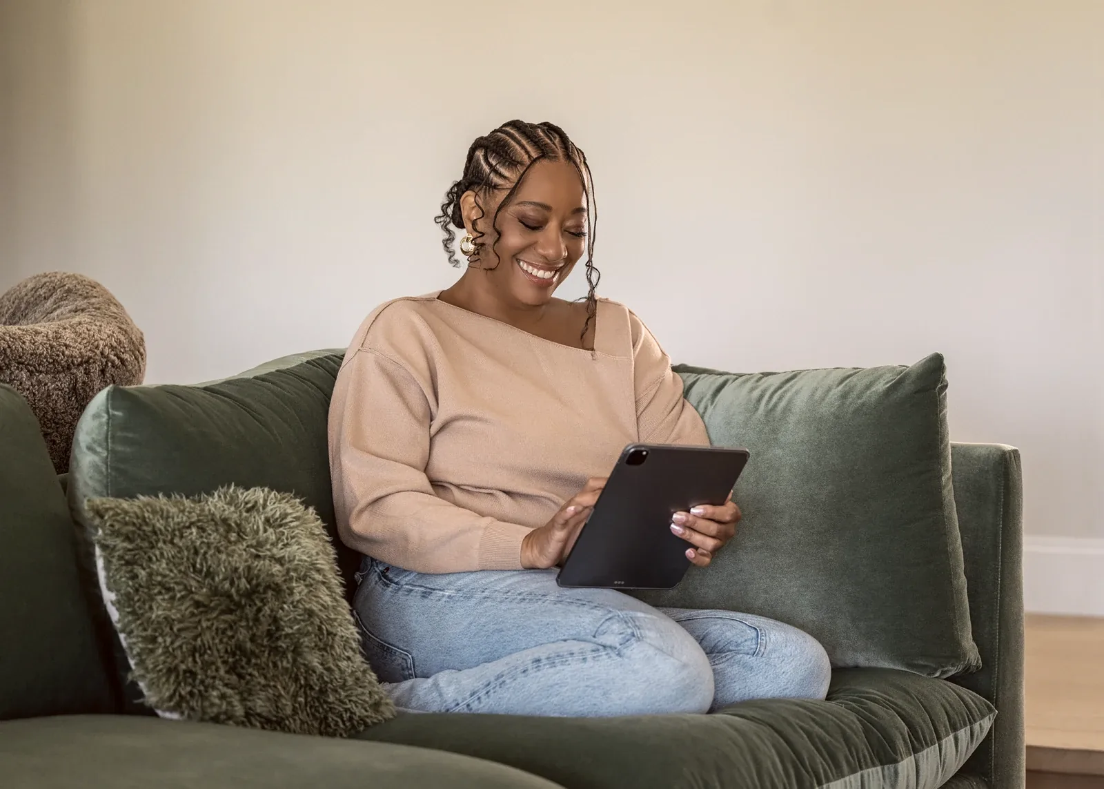 Lisane leading a virtual session on a tablet